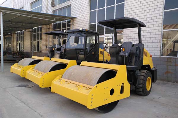 <a href='http://m.ytoven.com' target='_blank'>壓路機(jī)</a>